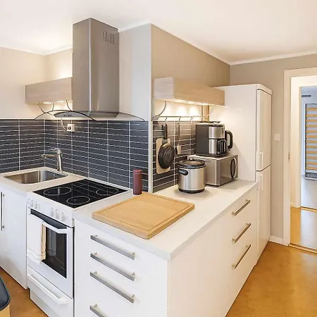 Perfect Location! 4-bed Apartment, 100m From Main Street, Free Park